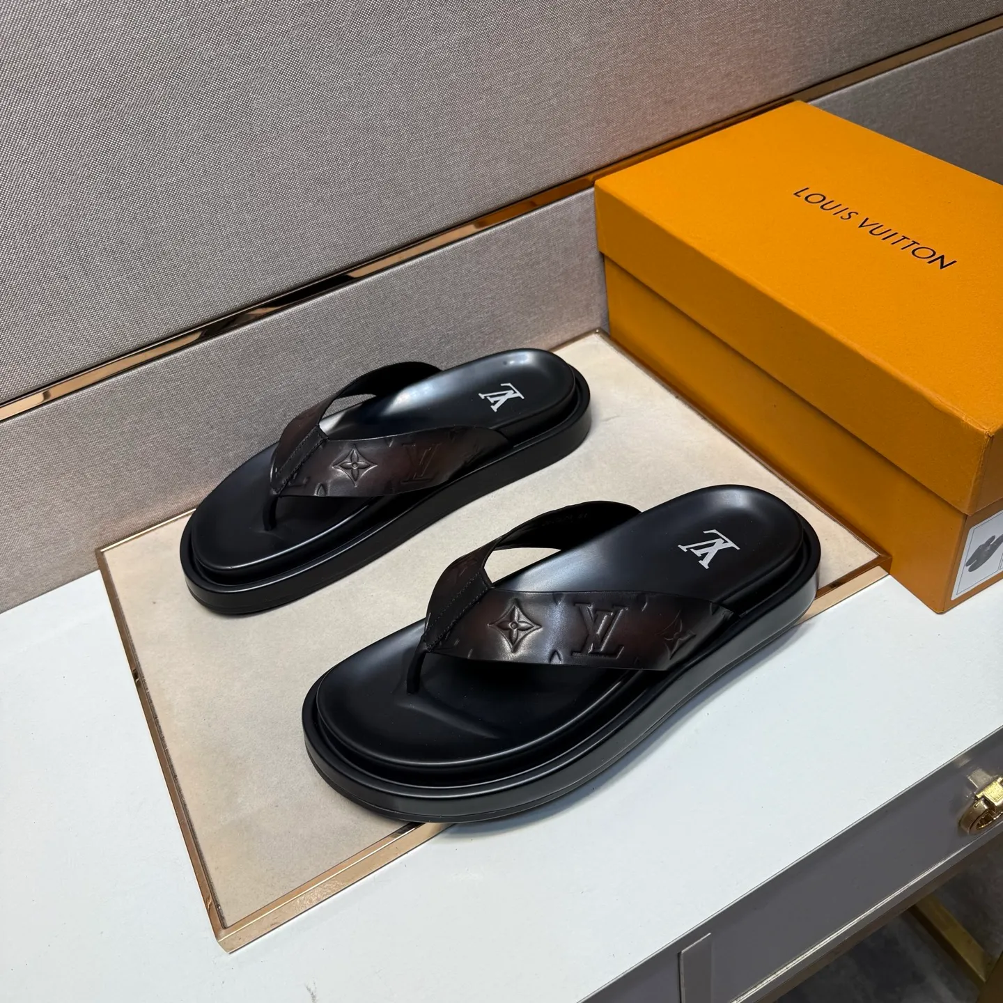 ⬛️Men's shoes 💰p400 [LV～] Men's casual slippers 2025z cabinet sales simultaneously 🔶Size: 39-44#️⃣ 🔷4 colors🔜The upper is made of cowhide stitching➕Genuine leather lining, comfortable and breathable, sole: original comfortable and wear-resistant outsole, ⚠️Real 📱Photographed🎬The real thing is better📢📢📢